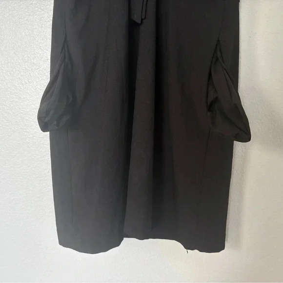 Black knee-length sheath dress with v-neck sleeveless design for cocktail - Picture 5 of 8